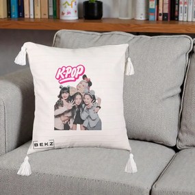 Perna Personalizata BLACKPINK K-Pop Grup Pozitii Amuzante, 40x40 cm, Bej cu Franjuri, Husa Detasabila, Perna Inclusa, BEKZ®