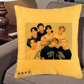 Perna Personalizata K-pop Stray Kids Foto Grup Text, 40x40 cm, Galben, Husa Detasabila, Perna Inclusa, BEKZ®