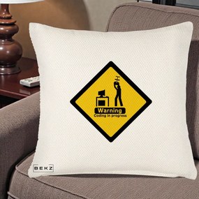 Perna Personalizata Warning Coding in Progress, 40x40 cm, Crem Reliefat, Husa Detasabila, Perna Inclusa, BEKZ®