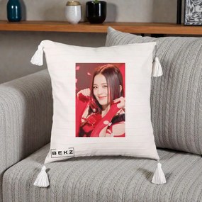Perna Personalizata K-pop BLACKPINK Jisoo Rosu, 40x40 cm, Bej cu Franjuri, Husa Detasabila, Perna Inclusa, BEKZ®