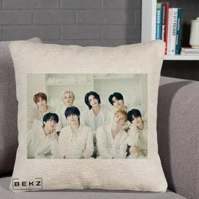 Perna Personalizata K-pop Stray Kids Foto Grup Alb All-White cu 8 Membrii, 40x40 cm, Bej Canapea, Husa Detasabila, Perna Inclusa, BEKZ®