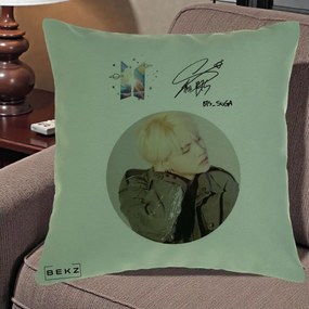 Perna Personalizata K-pop BTS Suga Portret cu Autograf, 40x40 cm, Verde, Husa Detasabila, Perna Inclusa, BEKZ®