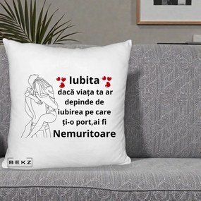 Cadou pentru Iubita - Perna Personalizata Iubita Nemuritoare cu Cuplu Line-Art si Inimi Rosii, 40x40 cm, Alb Pufos, Husa Detasabila, Perna Inclusa, BEKZ®