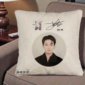 Perna Personalizata K-pop BTS Jungkook Portret cu Autograf, 40x40 cm, Bej Canapea, Husa Detasabila, Perna Inclusa, BEKZ®