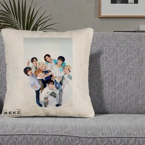 Perna Personalizata K-pop Stray Kids Foto Grup Bleu, 40x40 cm, Bej Canapea, Husa Detasabila, Perna Inclusa, BEKZ®