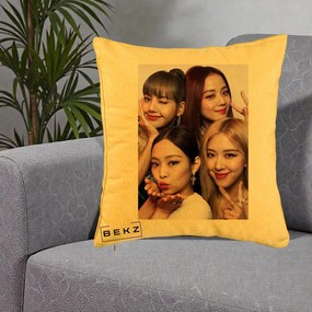 Perna Personalizata K-pop BLACKPINK Foto Grup Selfie 4 Membre, 40x40 cm, Galben, Husa Detasabila, Perna Inclusa, BEKZ®