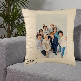 Perna Personalizata K-pop Stray Kids Foto Grup Alb cu 8 Membrii de Sus, 40x40 cm, Bej, Husa Detasabila, Perna Inclusa, BEKZ®