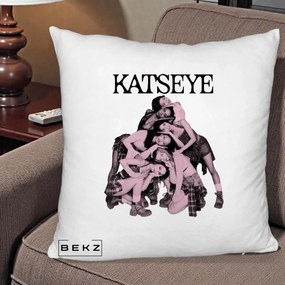 Perna Personalizata K-pop KATSEYE Foto Roz Vintage, 40x40 cm, Alb Pufos, Husa Detasabila, Perna Inclusa, BEKZ®