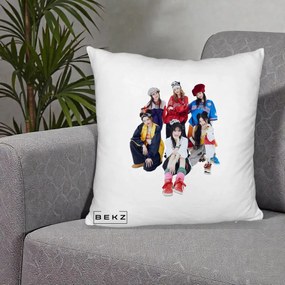 Perna Personalizata Grup K-pop Fete Streetwear Foto, 40x40 cm, Alb Pufos, Husa Detasabila, Perna Inclusa, BEKZ®