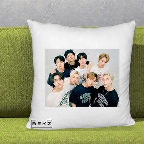 Perna Personalizata K-pop Stray Kids Foto Grup Fara Text, 40x40 cm, Alb Pufos, Husa Detasabila, Perna Inclusa, BEKZ®