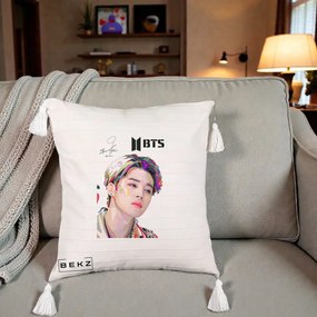 Perna Personalizata K-pop BTS Jimin Portret Artistic Multicolor cu Autograf, 40x40 cm, Bej cu Franjuri, Husa Detasabila, Perna Inclusa, BEKZ®