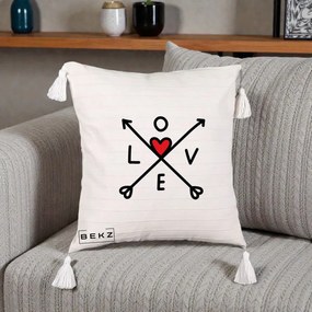 Perna Decorativa Love cu Sageti Incrucisate si Inima Rosie, 40x40 cm, Bej cu Franjuri, Husa Detasabila, Perna Inclusa, BEKZ®