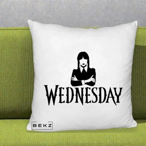 Perna Personalizata Wednesday Addams cu Brate Incrucisate, 40x40 cm, Alb Pufos, Husa Detasabila, Perna Inclusa, BEKZ®