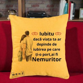 Cadou pentru Iubita - Perna Personalizata Iubitu Nemuritor cu Cuplu Acuarela si Inimi Rosii, 40x40 cm, Galben, Husa Detasabila, Perna Inclusa, BEKZ®