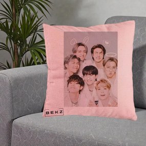 Perna Personalizata K-pop BTS Foto Grup Cute cu Animatii si 7 Membrii, 40x40 cm, Roz, Husa Detasabila, Perna Inclusa, BEKZ®