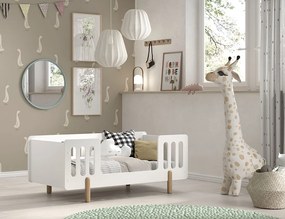 Pat pentru copii mici SMILE, 70 x 140 cm, alb, cu balustradă de protecție și picioare rotunjite din lemn natural – Vipack