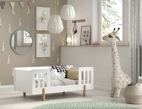 Pat pentru copii mici SMILE, 70 x 140 cm, alb, cu balustradă de protecție și picioare rotunjite din lemn natural – Vipack