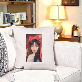 Perna Personalizata K-pop BLACKPINK Rose cu Funda Rosie, 40x40 cm, Bej cu Franjuri, Husa Detasabila, Perna Inclusa, BEKZ®