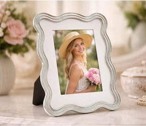 Ramă foto albastru-deschis/argintie cu picior de susținere din metal/din sticlă 17,5x22,5 cm Elizabeth – Mauro Ferretti