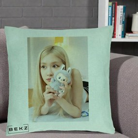 Perna Personalizata K-pop BLACKPINK Rose cu Papusa Iepure, 40x40 cm, Verde Menta, Husa Detasabila, Perna Inclusa, BEKZ®