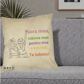 Cadou pentru Sora - Perna Personalizata Sora Mea Te Iubesc Doua Fete cu Palarie si Umbrela, 40x40 cm, Crem, Husa Detasabila, Perna Inclusa, BEKZ®
