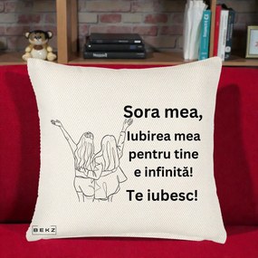 Cadou pentru Sora - Perna Personalizata Sora Mea Te Iubesc Line Art Doua Fete cu Brate Ridicate, 40x40 cm, Crem Reliefat, Husa Detasabila, Perna Inclusa, BEKZ®