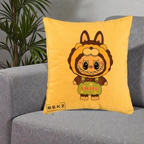 Perna Personalizata Labubu Leu Galben cu Salopeta, 40x40 cm, Galben, Husa Detasabila, Perna Inclusa, BEKZ®