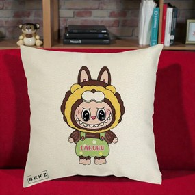 Perna Personalizata Labubu Leu Galben cu Salopeta, 40x40 cm, Ecru, Husa Detasabila, Perna Inclusa, BEKZ®