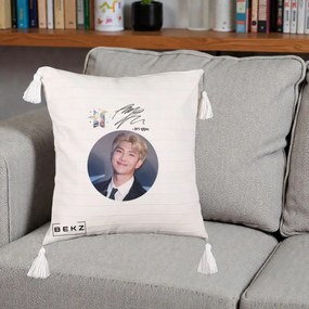 Perna Personalizata K-pop BTS RM Namjoon Portret Cerc cu Autograf, 40x40 cm, Bej cu Franjuri, Husa Detasabila, Perna Inclusa, BEKZ®