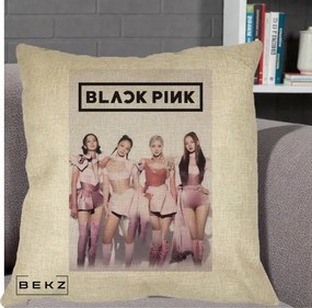 Perna Personalizata K-pop BLACKPINK Poster Roz Tinute Coordonate, 40x40 cm, Crem, Husa Detasabila, Perna Inclusa, BEKZ®
