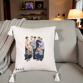 Perna Personalizata K-pop BTS Foto Grup In Picioare Tricoturi, 40x40 cm, Bej cu Franjuri, Husa Detasabila, Perna Inclusa, BEKZ®