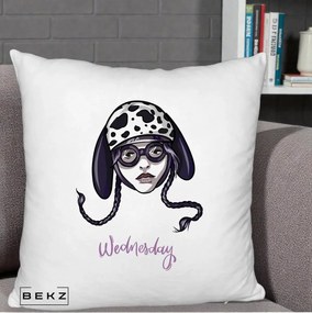 Perna Personalizata Wednesday Addams cu Caine Dalmatian, 40x40 cm, Alb Pufos, Husa Detasabila, Perna Inclusa, BEKZ®