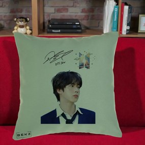 Perna Personalizata K-pop BTS Jin Portret Tinuta Albastra Autograf, 40x40 cm, Verde, Husa Detasabila, Perna Inclusa, BEKZ®