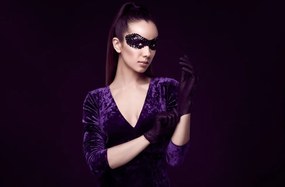 Tablou Canvas - Femeie sexy cu manusi violet