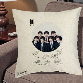 Perna Personalizata K-pop BTS Fotografie Grup Costum Negru si Autografe Cerc, 40x40 cm, Ecru, Husa Detasabila, Perna Inclusa, BEKZ®