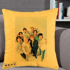 Perna Personalizata K-pop Stray Kids Foto Grup Alb cu 8 Membrii de Sus, 40x40 cm, Galben, Husa Detasabila, Perna Inclusa, BEKZ®