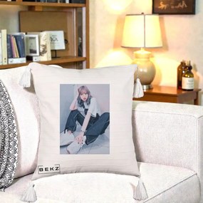 Perna Personalizata K-pop BLACKPINK Lisa, 40x40 cm, Bej cu Franjuri, Husa Detasabila, Perna Inclusa, BEKZ®