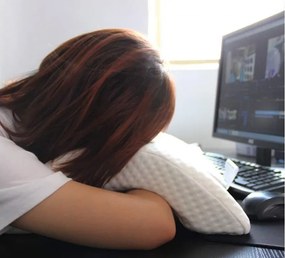 Pernă ergonomică cu spațiu pentru mână