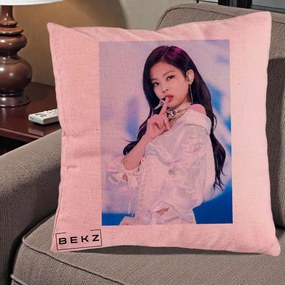 Perna Personalizata K-pop BLACKPINK Jennie Concert Alb cu Microfon, 40x40 cm, Roz, Husa Detasabila, Perna Inclusa, BEKZ®