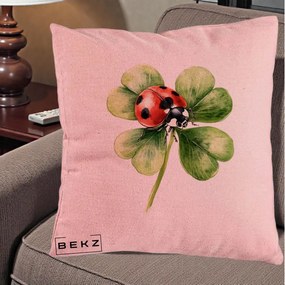 Perna Decorativa Buburuza Norocoasa pe Trifoi cu Patru Foi, 40x40 cm, Roz, Husa Detasabila, Perna Inclusa, BEKZ®