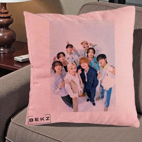 Perna Personalizata K-pop Stray Kids Foto Grup Alb cu 8 Membrii de Sus, 40x40 cm, Roz, Husa Detasabila, Perna Inclusa, BEKZ®