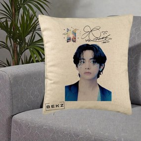 Perna Personalizata K-pop BTS V Taehyung Portret cu Autograf, 40x40 cm, Bej, Husa Detasabila, Perna Inclusa, BEKZ®