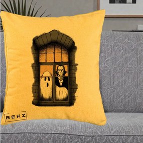 Perna Decorativa Halloween Fantoma si Dracula la Fereastra, 40x40 cm, Galben, Husa Detasabila, Perna Inclusa, BEKZ®