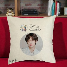 Perna Personalizata K-pop BTS V Taehyung Portret Cerc Autograf, 40x40 cm, Ecru, Husa Detasabila, Perna Inclusa, BEKZ®