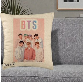 Perna Personalizata K-pop BTS Foto Grup cu BTS si Fond Roz Pastel, 40x40 cm, Bej, Husa Detasabila, Perna Inclusa, BEKZ®