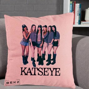 Perna Personalizata K-pop KATSEYE Grup Foto Tinute Gri, 40x40 cm, Roz, Husa Detasabila, Perna Inclusa, BEKZ®