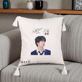 Perna Personalizata K-pop BTS Jin Portret Tinuta Albastra Autograf, 40x40 cm, Bej cu Franjuri, Husa Detasabila, Perna Inclusa, BEKZ®