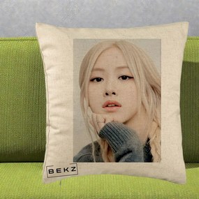Perna Personalizata K-pop BLACKPINK Rose cu Jucarie de Plus, 40x40 cm, Bej, Husa Detasabila, Perna Inclusa, BEKZ®