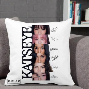 Perna Personalizata K-pop KATSEYE Semnaturi Membre Foto, 40x40 cm, Alba Mata, Husa Detasabila, Perna Inclusa, BEKZ®