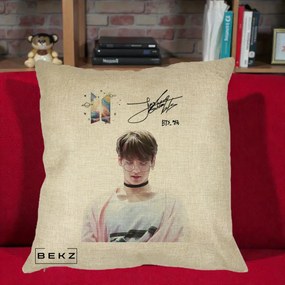 Perna Personalizata K-pop BTS Jungkook Portret cu Ochelari Autograf, 40x40 cm, Crem, Husa Detasabila, Perna Inclusa, BEKZ®